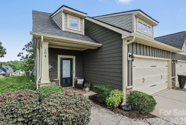 Beautiful 3-Bedroom Townhome in Johnson Manor | 104 Boxtail Way, Mooresville NC